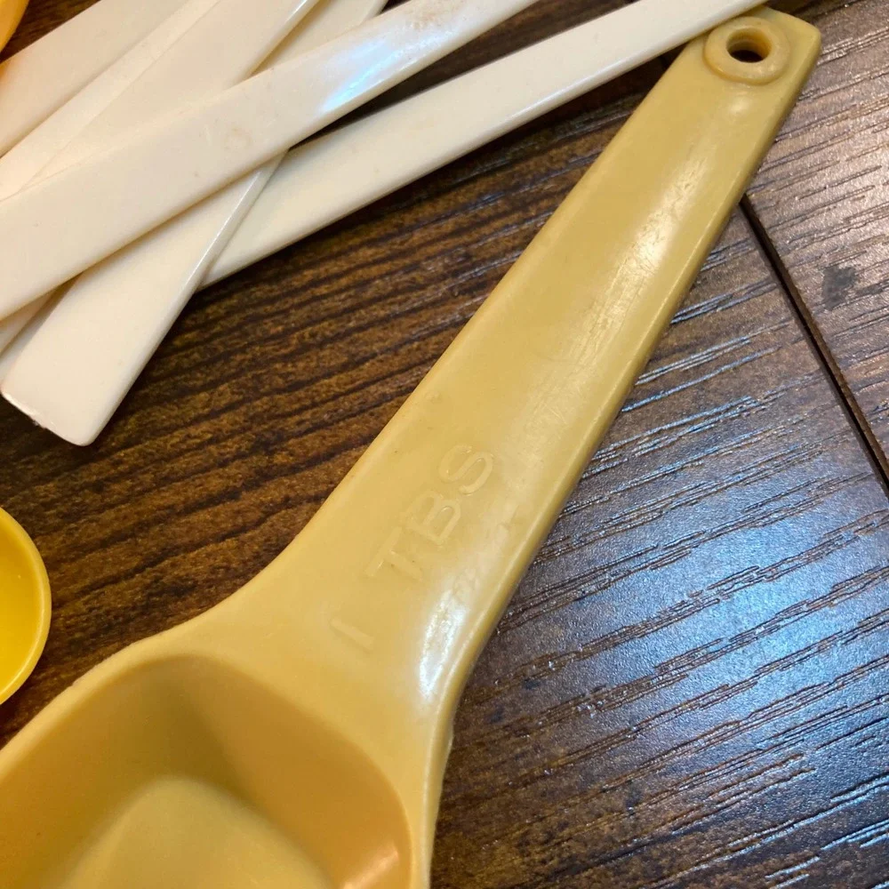 Vintage Plastic Measuring Spoons Lot Yellow White 25ml 15ml 2ml SI Mfg Canada